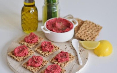 Knäckebrot s hummusom z červenej repy