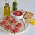 Knäckebrot s hummusom z červenej repy