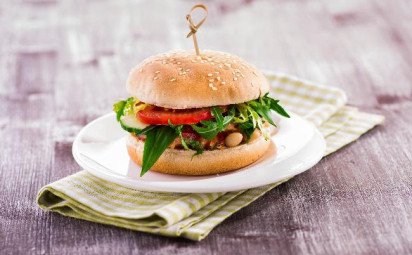 Vegetariánsky burger s paradajkovou salsou a bielymi fazuľami
