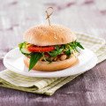 Vegetariánsky burger s paradajkovou salsou a bielymi fazuľami