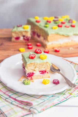Rozkvitnutá piškótová torta s tvarohovým krémom a malinami