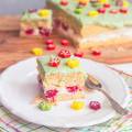 Rozkvitnutá piškótová torta s tvarohovým krémom a malinami