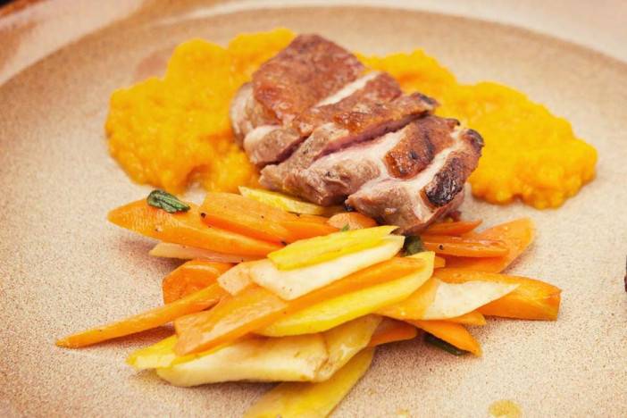BBQ grilované kačacie prsia s batatovým pyré a maslovou zeleninou restovanou na šalvii