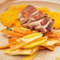 BBQ grilované kačacie prsia s batatovým pyré a maslovou zeleninou restovanou na šalvii