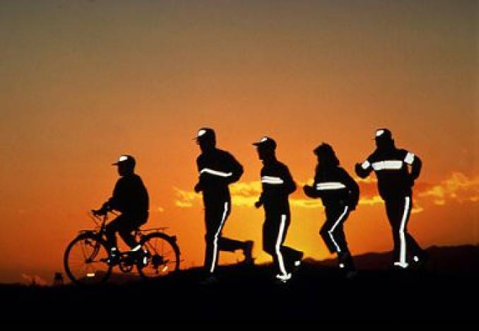 Ako neosvetlených bežcov, chodcov či cyklistov, vidia vodiči motorových vozidiel?