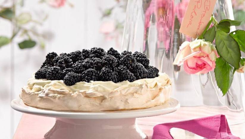 Torta Pavlova s ostružinami