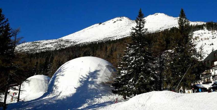 Päť metrová ľadová medvedica víta od dnes turistov na Hrebienku