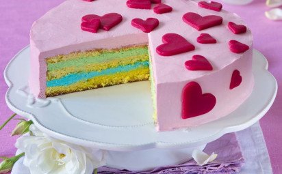 Dúhová torta so srdiečkami