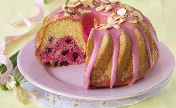 Ružová bábovka s brusnicami