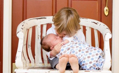 Máte doma dve deti? Nevybudujte v nich žiarlivosť a vyvarujte sa týchto chýb 