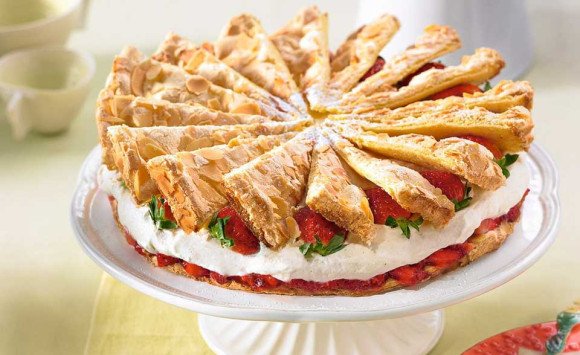 Jahodová snehová torta