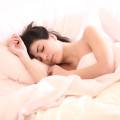 7 spôsobov, ako dokonale zregenerovať pokožku počas spánku