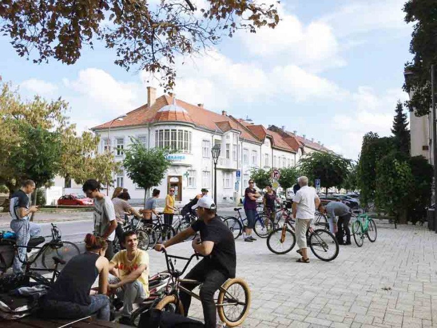 ODHAĽTE ĎALŠIU TVÁR TRNAVY S ARCHITEKTOM NA BICYKLI