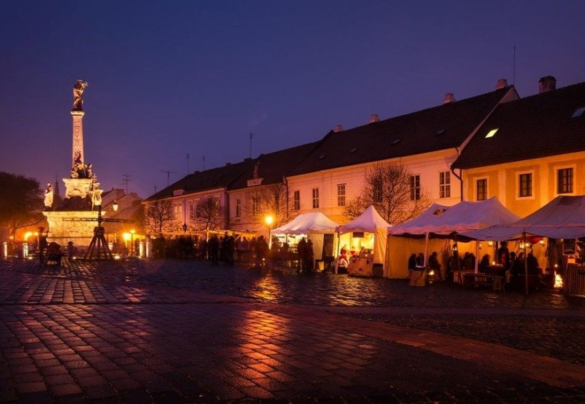 TRNAVA PONÚKA UNIKÁTNY VIANOČNÝ ZÁŽITOK: NECHAJTE SA OČARIŤ ŽIVÝM ADVENTNÝM KALENDÁROM