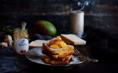 Francúzsky toast s broskyňovým džemom a mangom