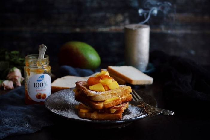 Francúzsky toast s broskyňovým džemom a mangom