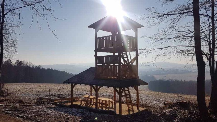 Na rozhľadni Kamenná Hora Bardejov pribudli náučné tabule a ohnisko