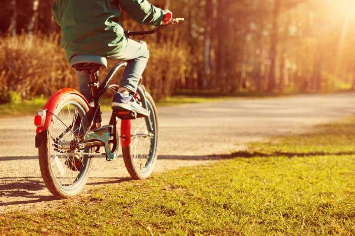 Nebojte sa svojho školáka pustiť na bicykel. Naučte ho hravo pravidlá cestnej premávky.