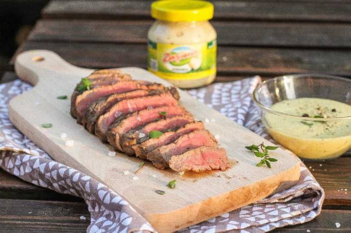 Flank steak s chrenovou omáčkou