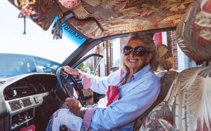 Odvážna osemdesiatročná Julia sa vybrala z  Kapského mesta do Londýna na starej Corolle