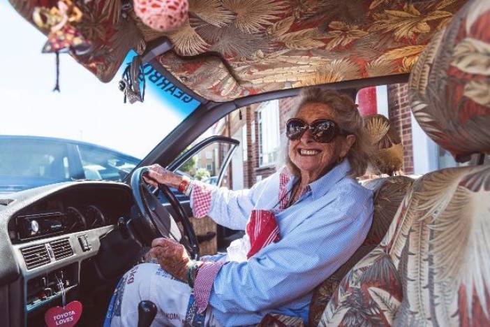 Odvážna osemdesiatročná Julia sa vybrala z  Kapského mesta do Londýna na starej Corolle