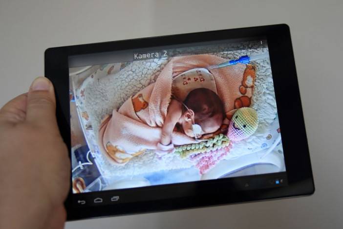 Rodičia sledujú svoje nezrelé deti v inkubátoroch online kamerami