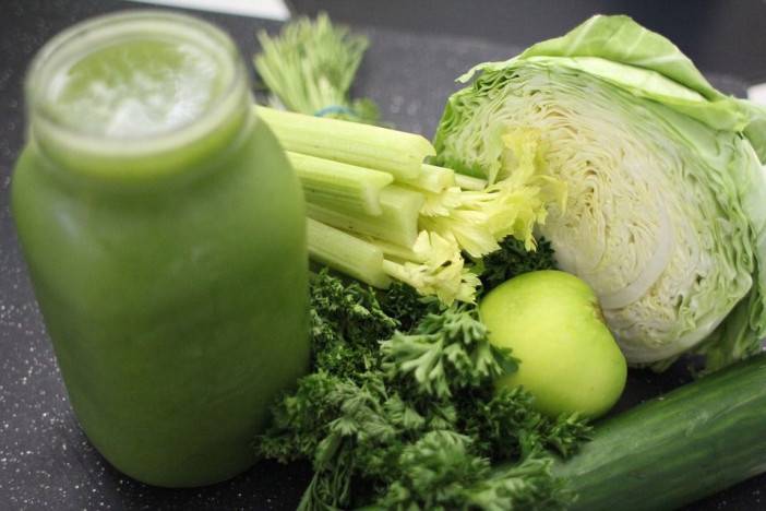 Zima je stvorená na pitie zeleninových šťav. S čím vám pomôže tá zo zeleru? 