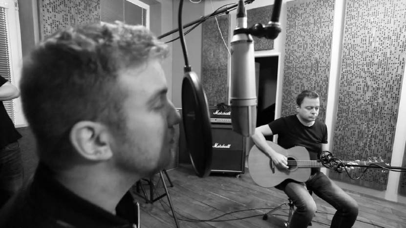 VIDEO: Lukáš Adamec zverejnil akustickú verziu skladby Búrka