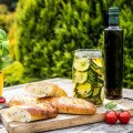 Nakladané cukety s cesnakovou bagetou