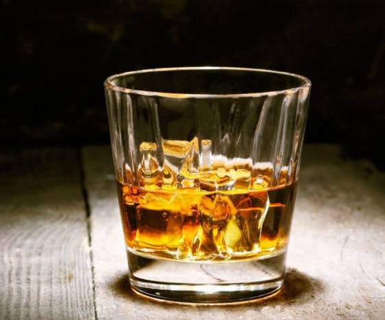 Leto a whisky sú toto leto horúca kombinácia! Ako si ju vychutnať?