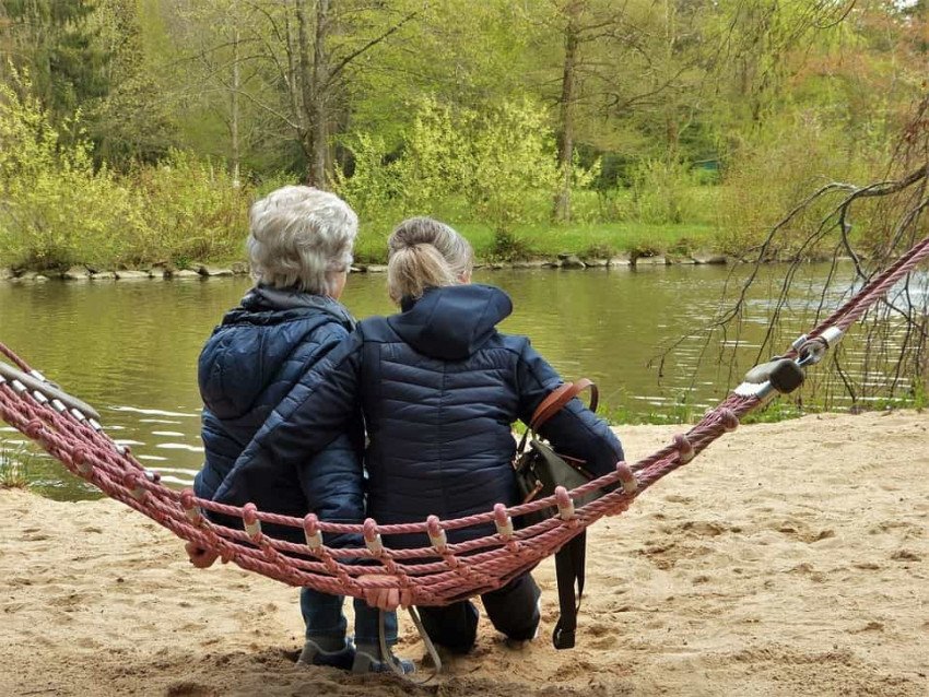 Október – mesiac úcty k starším. Ako im dokázať, že si ich stále vážime?