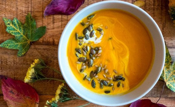 Tekvicová polievka s kokosovým mliekom a semienkami