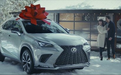 Auto s červenou mašľou. Ako stvoril Lexus vianočnú tradíciu 