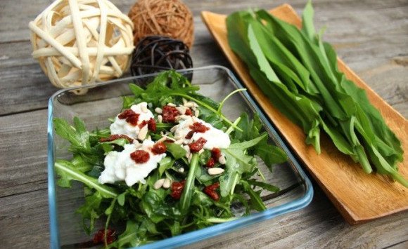 Rukolový šalát s medvedím cesnakom