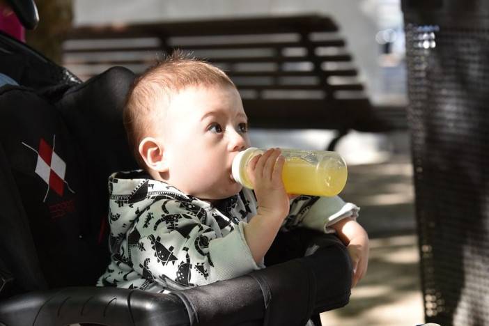 Odborníci tvrdia, že deti by mali piť častejšie ako dospelí. Viete prečo?