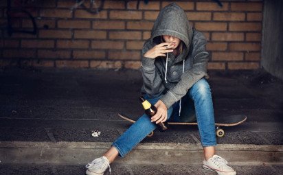 Prevencia konzumácie alkoholu u detí začína u rodičov. Deťom je potrebné ísť príkladom