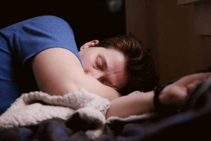 V bezpečí nie sme ani počas spánku. Chrápanie dáva koronavírusu výhodu