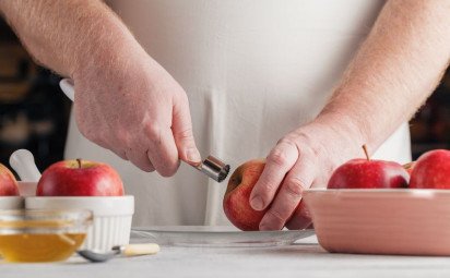 Parfe z bielej čokolády, krém z pečených jabĺk a kefíru, kakaová hlina, pražený lieskový orech