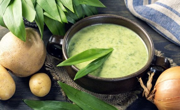 Chrumkavé králičie pirohy a krém z medvedieho cesnaku