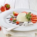 Panna cotta s korením, citrónovým tymianom, jahodami a kakaovým balzamicom