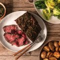 Pečený roastbeef s omáčkou chimichurri, zemiakmi a zeleninovým šalátom