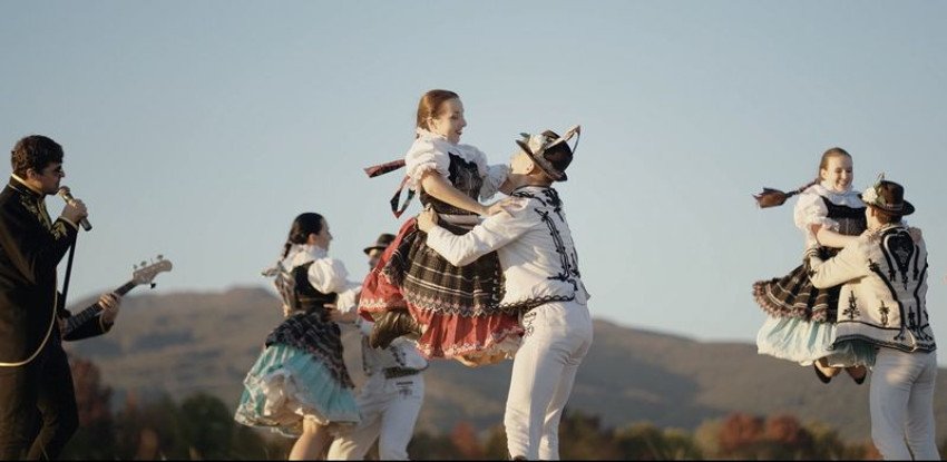 DEVA oslavuje 70 rokov s podporou folklórneho projektu KORENE!