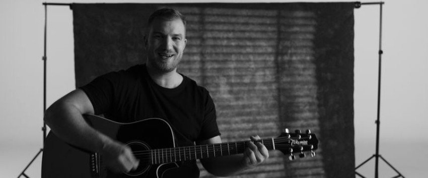 Lukáš Adamec zverejnil videoklip k romantickej piesni Lukáš Adamec zverejnil videoklip k romantickej piesni