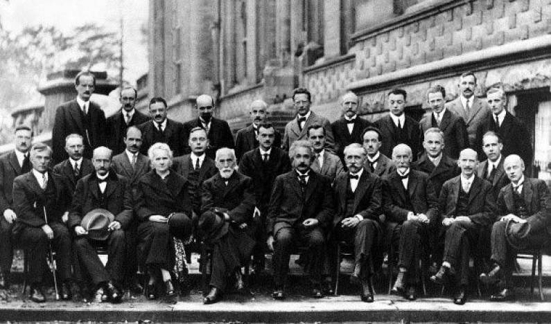 Obnovili ikonickú fotografiu s Mariou Curie a Albertom Einsteinom