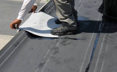 Oplatí sa oprava plochej strechy svojpomocne?