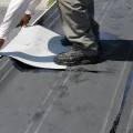 Oplatí sa oprava plochej strechy svojpomocne?