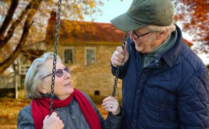 SENIORI, POZOR! ŽIVOTNÉ ÚSPORY OCHRÁNITE IBA INVESTOVANÍM