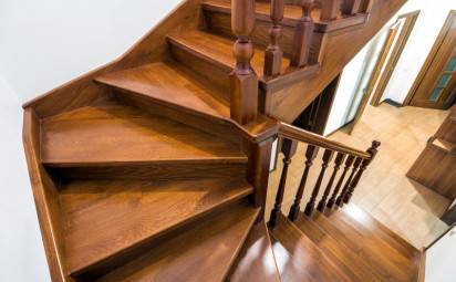 Vyberáte materiál schodišťa nového domu? Zvažovali ste už drevo?