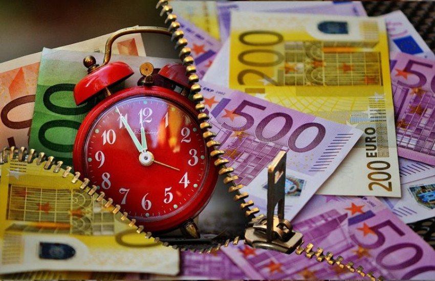 PRVÁ VÝPLATA? UŽITE SI JU, ALE ODLOŽTE SI AJ NA DÔCHODOK PRVÁ VÝPLATA? UŽITE SI JU, ALE ODLOŽTE SI AJ NA DÔCHODOK