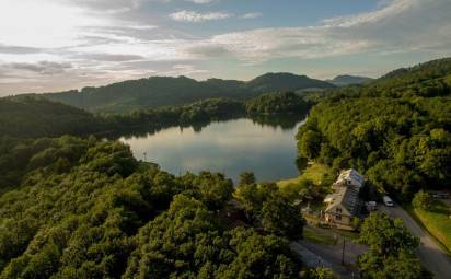 ForRest Glamping: Netradičná dovolenka na brehu jazera v Banskej Štiavnici